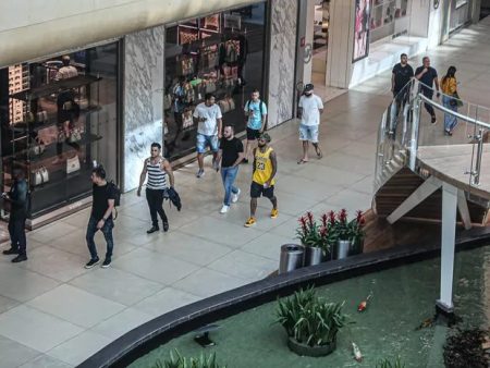 Gabigol esbanja simpatia ao ser flagrado gastando dinheiro em shopping