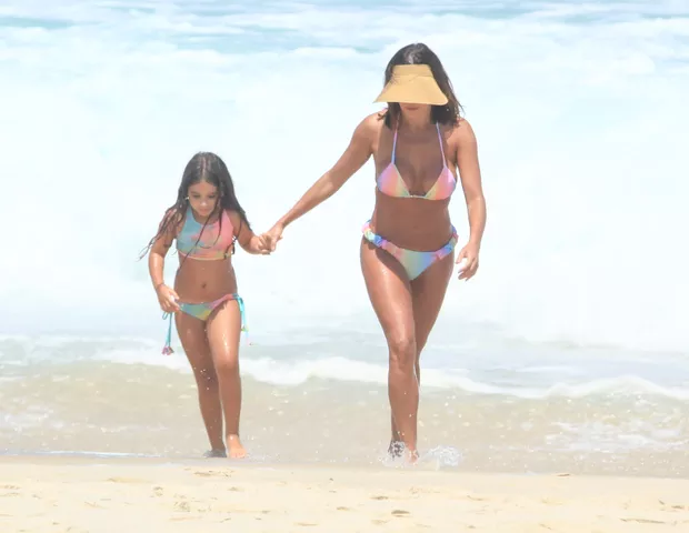 Deborah Secco agita praia ao aparecer de biquíni colorido ao lado da filha