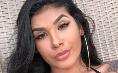 Funcionária é suspensa após tirar foto com Pocah e cantora reage