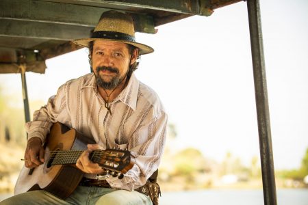 Chico Teixeira detalha amor pelo Pantanal e das cenas com Almir Sater em remake
