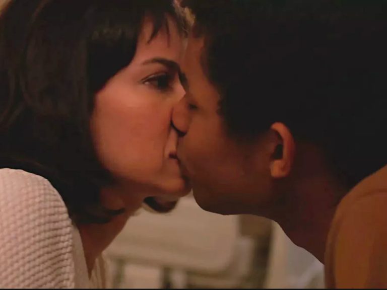 Lara (Andréia Horta) e Ravi (Juan Paiva) em Um Lugar ao Sol