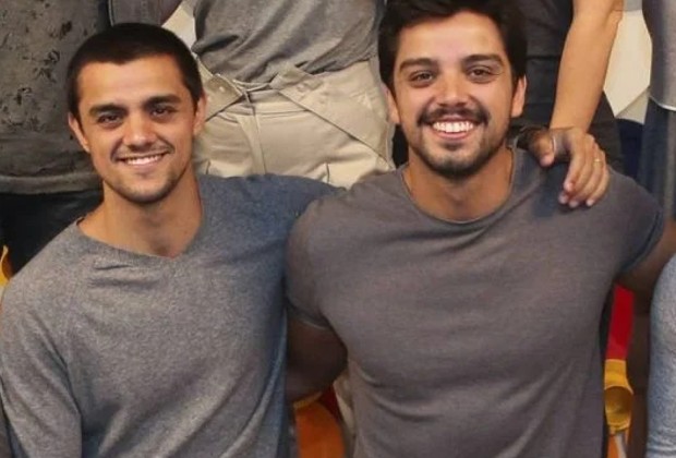 Globo divulga primeira foto de Rodrigo e Felipe Simas como Chitãozinho & Xororó; veja