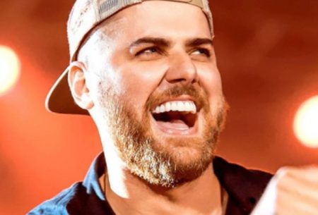 Sertanejo Zé Neto surpreende com atitude para ajudar morador de rua e filma tudo