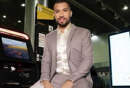 Gil do Vigor ousa ao surgir se agarrando com desconhecido na web; assista