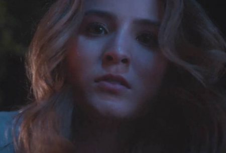 Além da Ilusão: Isadora flagra Davi nos braços de outra