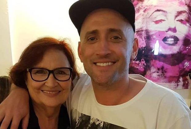 Mãe de Paulo Gustavo se emociona ao visitar escola que vai homenagear humorista: “Já chorei”