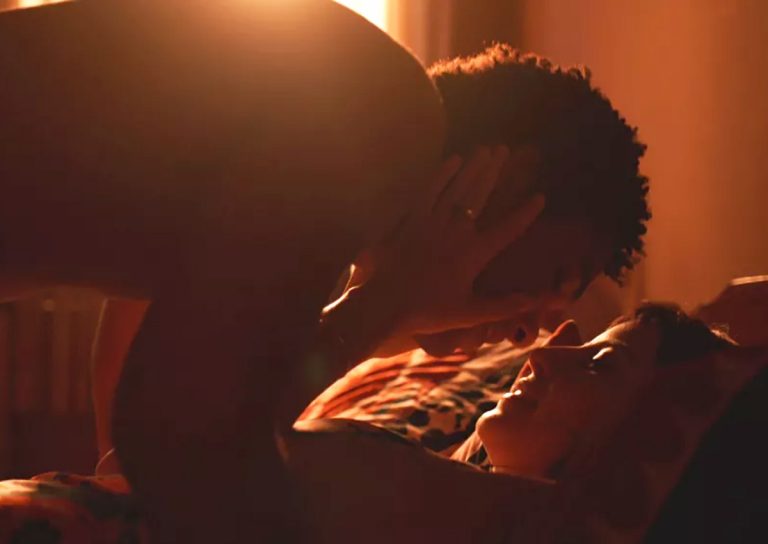 Ravi (Juan Paiva) e Lara (Andréia Horta) em Um Lugar ao Sol