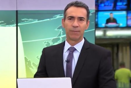 Jornal Hoje começa com César Tralli de costas e distraído; cena viraliza