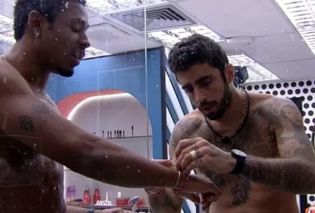 BBB 2022: Pedro Scooby encontra pulseira de Jade e dá para Paulo André