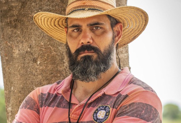 Juliano Cazarré fala sobre romance proibido de seu personagem em Pantanal