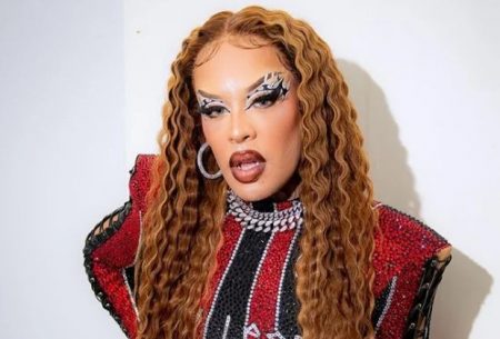 Gloria Groove exibe roupa com número 13 e grita contra Bolsonaro em show