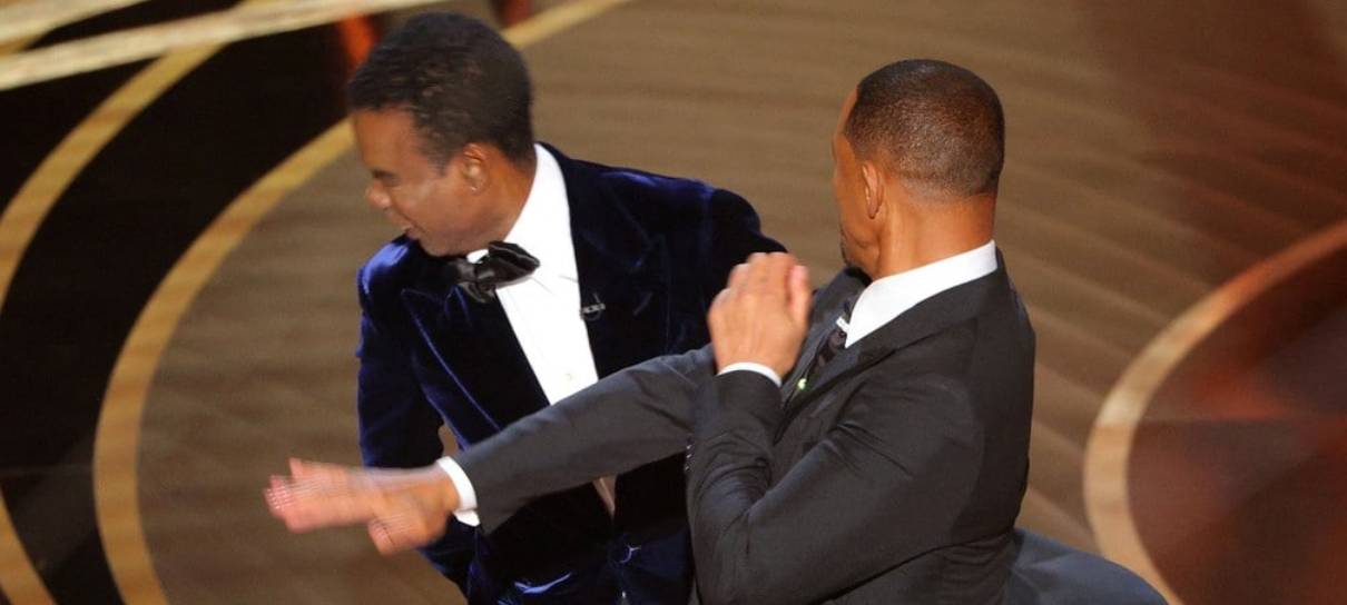 Will Smith sobe no palco do Oscar 2022 e dá tapa em Chris Rock