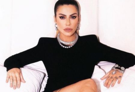 Cleo Pires esbanja decotão em clique poderoso e deixa tatuagem à mostra