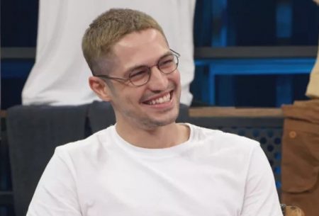 Gabriel Leone se prepara para interpretar estrela da MPB em série do Globoplay