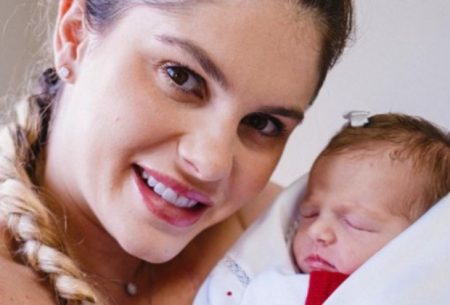 Bárbara Evans desabafa por não conseguir dormir após nascimento da filha