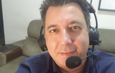 SBT corre e escala narrador freelancer para narrar 1º jogo do Flamengo na Libertadores