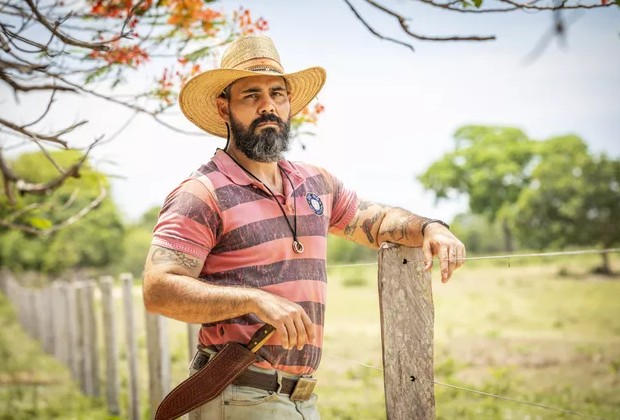 Juliano Cazarré desabafa sobre cenas quentes em Pantanal e abre o jogo sobre religião
