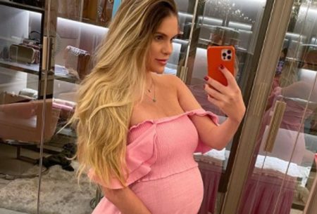 Bárbara Evans exibe barriga quatros dias depois do parto