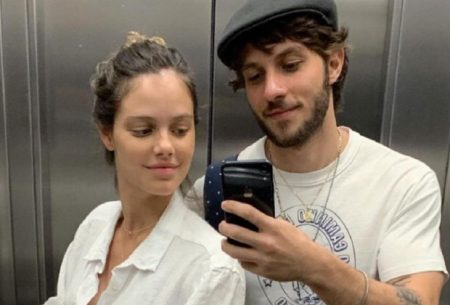 Chay Suede e Laura Neiva trocam beijos em público e arranca suspiros da web