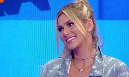 Lívia Andrade brinca no Caldeirão, imita Silvio Santos e é elogiada na web