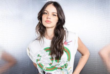 Laura Neiva bombeia leite em bastidores de evento