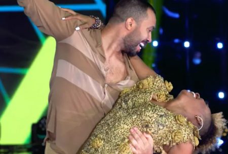 Gil do Vigor faz estreia arrasadora na Dança dos Famosos, dá selinho e se emociona