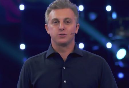 Luciano Huck quebra regra, defende Miriam Leitão e esculacha filho de Bolsonaro na Globo