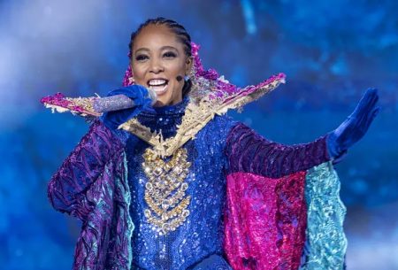 Fantasiada de Pavão, Negra Li é eliminada do The Masked Singer Brasil