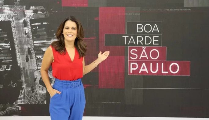 Adriana Araújo celebra nova fase, cita referências e revela: “Busco a conexão com o público”