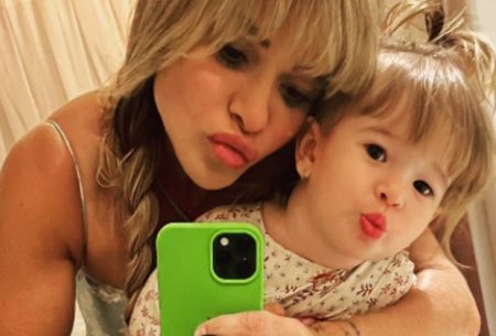Dany Bananinha se encontra com ex para batizado da filha; veja momento