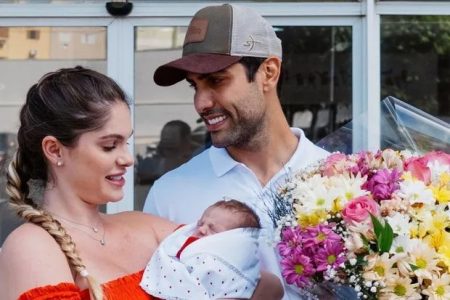 Esposo de Bárbara Evans surge com a filha no colo e se derrete