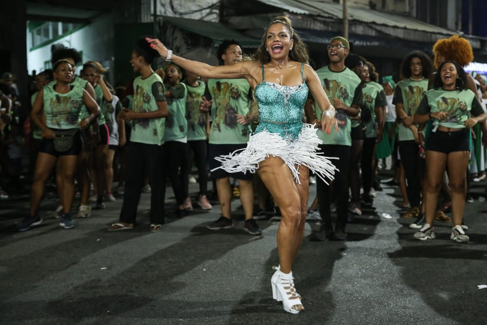 Quitéria Chagas participa de ensaio de escola de samba após se recuperar da Covid