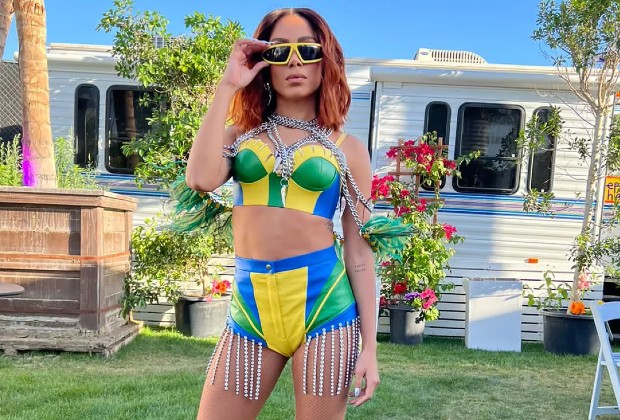 Anitta aposta em look verde e amarelo para o Coachella e manda indireta a Bolsonaro