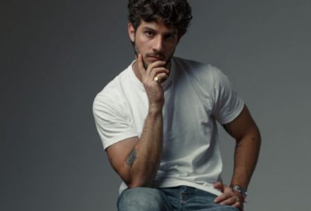 Chay Suede viraliza na web ao exibir prato inusitado de feijoada: “Rico não sabe comer”