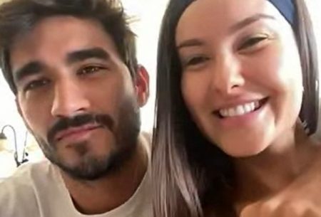 Gui Napolitano pede Thais Braz em namoro na areia da praia