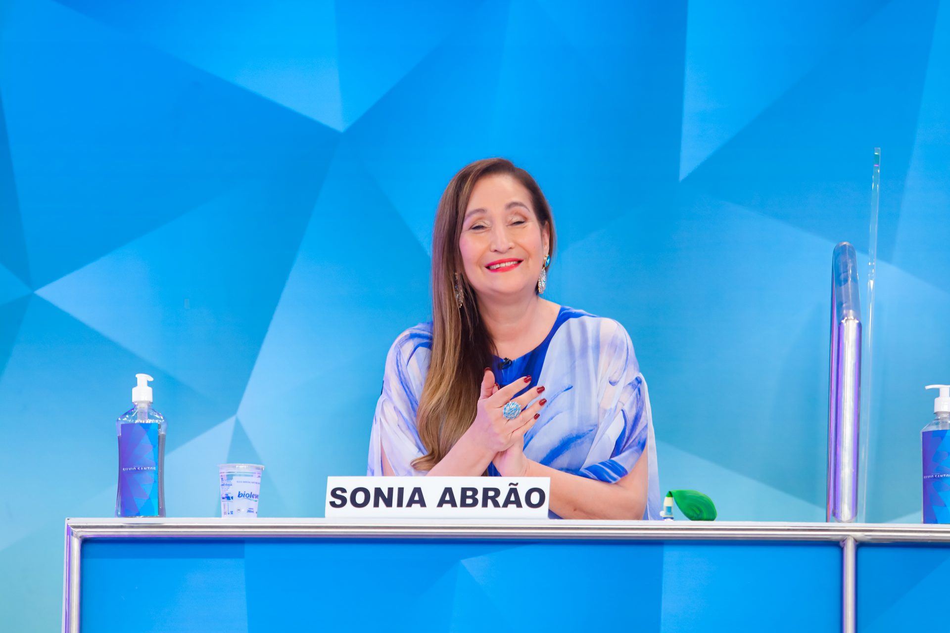 Em meio a rumores de negociação, Silvio Santos grava com Sonia Abrão