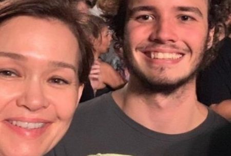 Julia Lemmertz abre o jogo sobre clipe ousado do filho