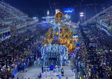 Globo grava cenas de nova série durante os desfiles do Rio de Janeiro
