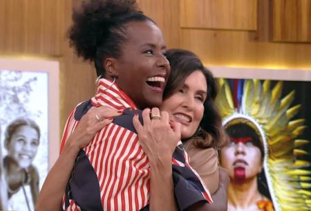 Fátima Bernardes surpreende Maju Coutinho com presente inusitado na Globo