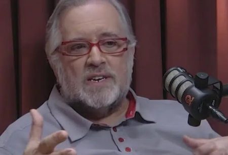 Leão Lobo afirma que diretor de TV bateu telefone em sua cara