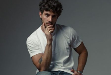 Chay Suede completa 30 anos e deixa web suspirando