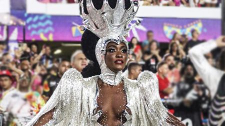 Carnaval 2022: Erika Januza brilha como rainha de bateria e lista novos trabalhos como atriz