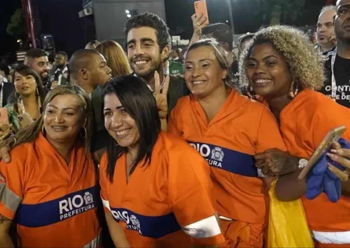Pedro Scooby é tietado por garis no Carnaval do Rio de Janeiro