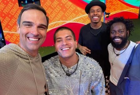 Tadeu Schmidt quebra protocolo na final do BBB 2022 e viraliza na web; entenda