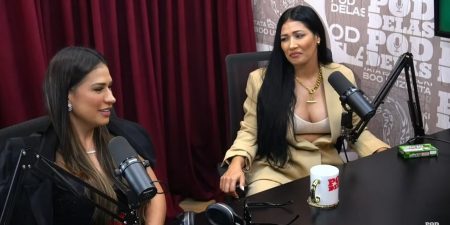 Simone fala mal das roupas de Simaria ao vivo e desabafa