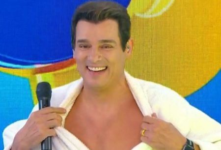 Celso Portiolli fica só de sunga no SBT e deixa público boquiaberto