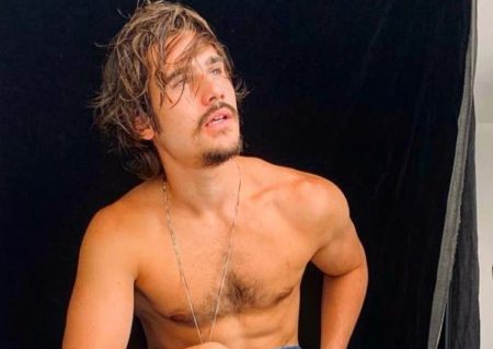 Nicolas Prattes fala sobre cenas quentes em Todas as Flores e dispara spoiler