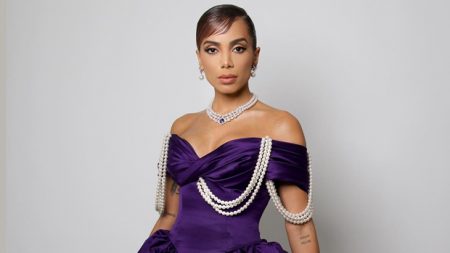 Anitta pega ônibus para chegar ao Met Gala e vídeo faz sucesso com fãs