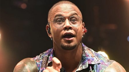 Léo Santana leva fãs à loucura ao aparecer sem camisa e ostentar corpo musculoso