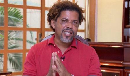 Ex-mendigo Givaldo Alves é flagrado durante passeio de iate na Bahia